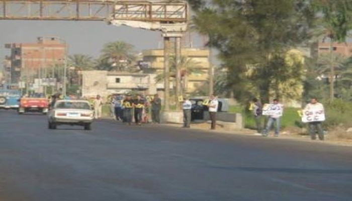 سلسلة بشرية صباح اليوم بطريق مصر اسكندرية الزراعي بالبحيرة رفضا للانقلاب العسكري (فيديو)