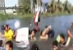 من إبداعات الشعب المصري: مظاهرة بترعة في أسيوط لرفض الانقلاب العسكري (فيديو)