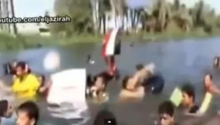 من إبداعات الشعب المصري: مظاهرة بترعة في أسيوط لرفض الانقلاب العسكري (فيديو)