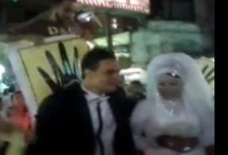بالفيديو .. عروسين يحتفلان مع مسيرة ضد النقلاب بشبرا
