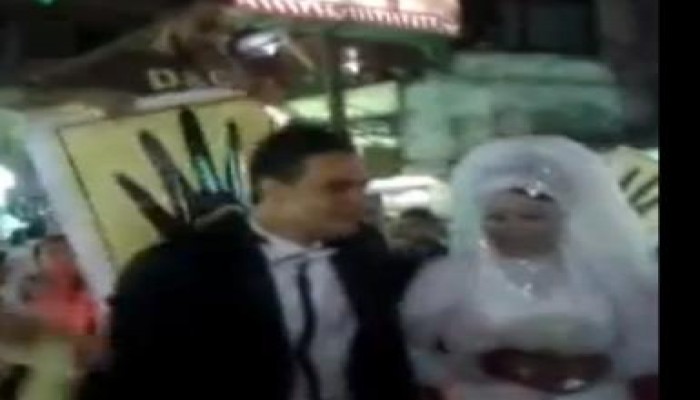بالفيديو .. عروسين يحتفلان مع مسيرة ضد النقلاب بشبرا