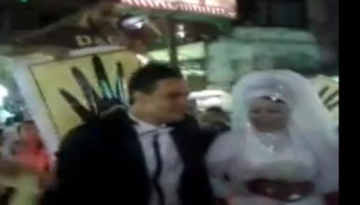 بالفيديو .. عروسين يحتفلان مع مسيرة ضد النقلاب بشبرا