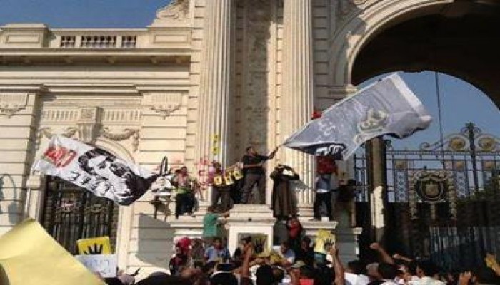 صورة وتعليق المتظاهرون أمام قصر القبة الرئاسي