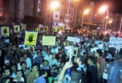 وقفة ليلية بمسجد التوحيد ببورسعيد ضد حكم العسكر ترفع صور شهداء جمعة الحسم بالمدينة (صور)