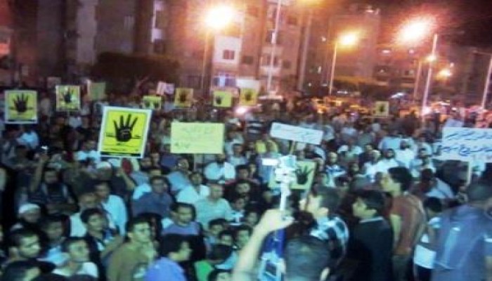 وقفة ليلية بمسجد التوحيد ببورسعيد ضد حكم العسكر ترفع صور شهداء جمعة الحسم بالمدينة (صور)