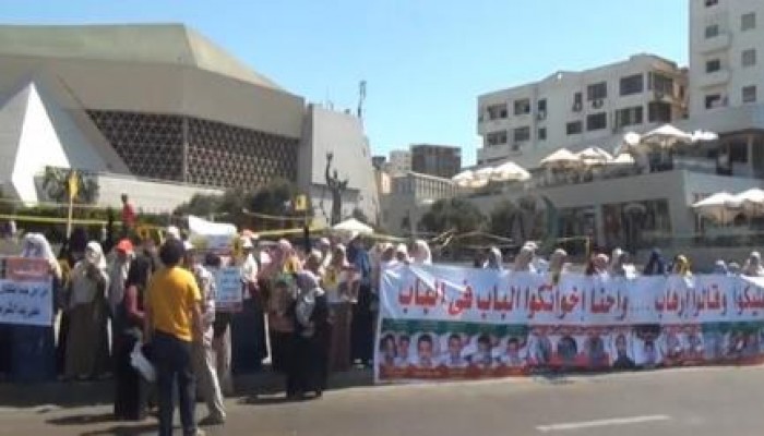 انتفاضة نسائية ضد الانقلاب أمام مكتبة الإسكندرية