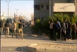 بالفيديو: أحد ضباط الجيش الملثمين يرفع السلاح بوجه النساء