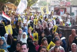 أمهات شهداء أحداث فض رابعة العدوية يشاركن في مسيرة حرائر مصر