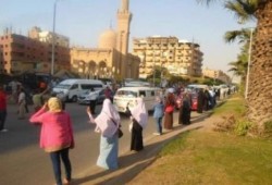 سلسلة بشرية أمام مسجد الصباح بالهرم (صور)