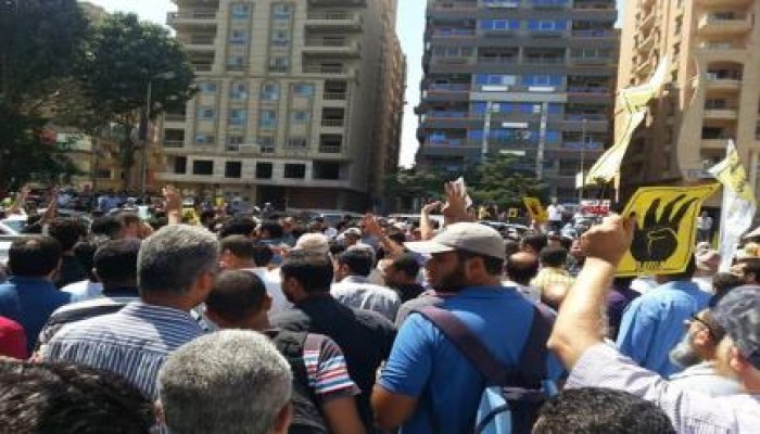 حشود من البشر تخرج من مسجد الايمان في مدينة نصر
