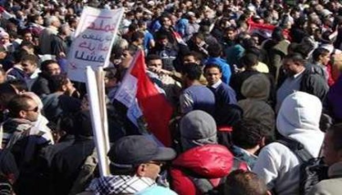 تزايد أعداد المتظاهرين الى مئات الألاف بعد ألتحام مسيرات الجيزة بشارع فيصل