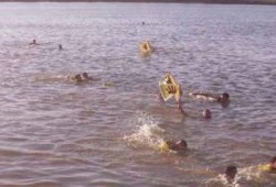 أول سلسلة بشرية بدمياط للسباحين بمياة النيل رفضاً للانقلاب
