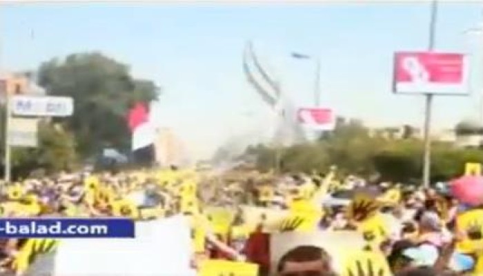 حشود بشرية هائلة تصل لمحيط رابعة العدوية في جمعة "الوفاء للشهداء" (فيديو)