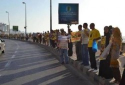 في ذكرى مجزرة رابعة: سلسلة بشرية  بطول الكورنيش بالاسكندرية تدعو للعصيان المدني (صور)