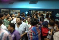 بصور زحام شديد  بمحطات مترو  الشهداء  وستجابة واسعه لدعوات الشباب بالاعتصام فى المترو