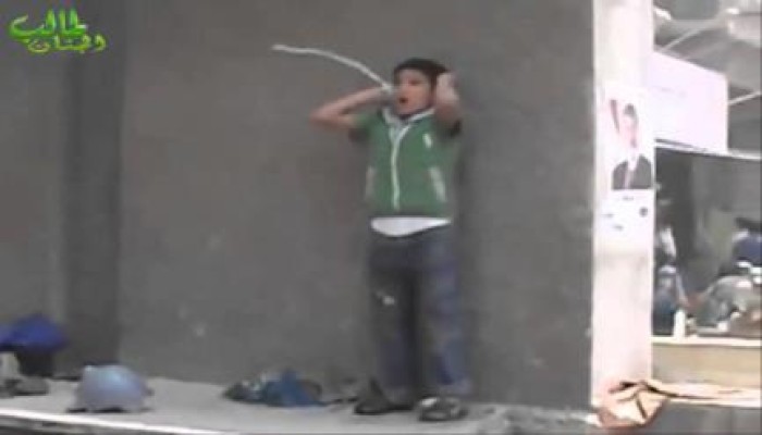 أشبال الإخوان .. أسود تزأر في وجه الطغاه .. طفل يؤذن للصلاة وقت فض اعتصام رابعة (فيديو)