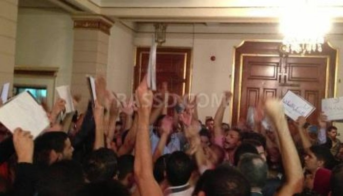 طلاب جامعة القاهرة يطردون حسام عيسى وزير التعليم العالى فى حكومة الانقلابين من الجامعة