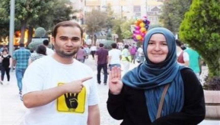 مصمما شعار رابعة:اللون الأصفر يرمز للقدس والأسود للكعبة