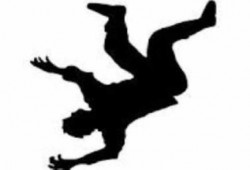 ميليشيات أمن الإنقلاب ببني سويف تعتدي علي رجل مسن وتلقي به من أعلي منزله