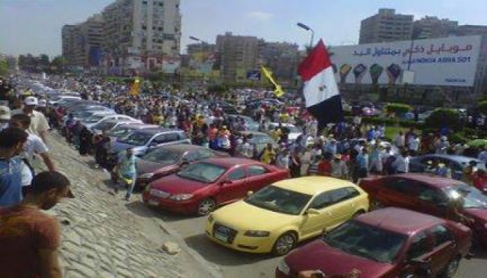 عشرات الآلاف يتظاهرون أمام النادي الأهلي دعما للشرعية