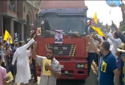 سيارة نقل ثقيل تحيي المتظاهرين في مليونية "الشباب عماد الثورة" بابو كبير بالشرقية (فيديو)