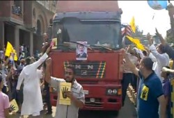 سيارة نقل ثقيل تحيي المتظاهرين في مليونية "الشباب عماد الثورة" بابو كبير بالشرقية (فيديو)