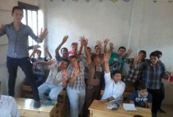 تلاميذ مصر يستقبلون العام الدراسي بإشارات رابعة وهتافات ضد الانقلاب