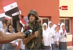 ضابط بالجيش للطلاب في طابور الصباح: نحن "الشرعية المسلحة"!!!! (فيديو)