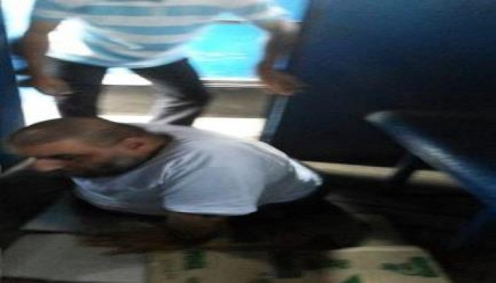 الشيخ القعيد محمد عوض أثناء ترحيله بتهمة قلب النظام!! (صور)