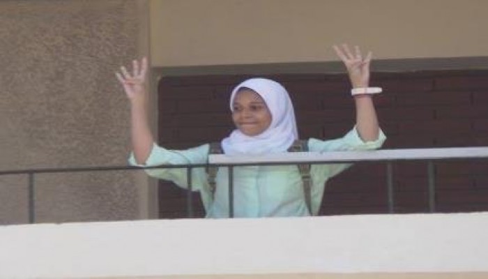 بالفيديو طالبه ترفع شعار " رابعة " أثناء إذاعة " تسلم الأيادي " في حضور مدير الأمن