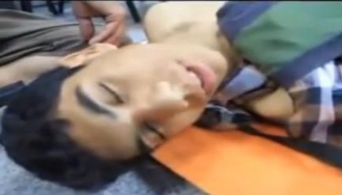 شهيد يقرأ القرآن قبل وفاته بلحظات في مجزرة فض رابعة العدوية (فيديو)
