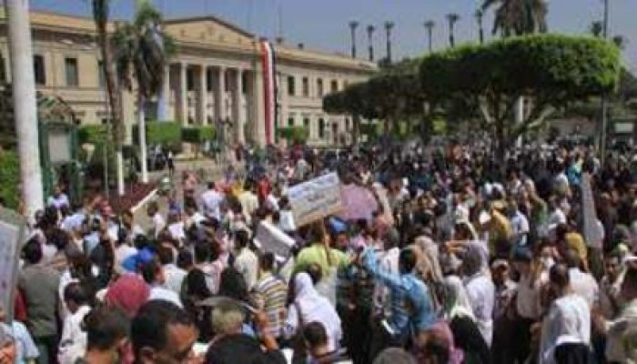 الآلاف بجامعة القاهرة ينتفضون ضد حكم العسكر