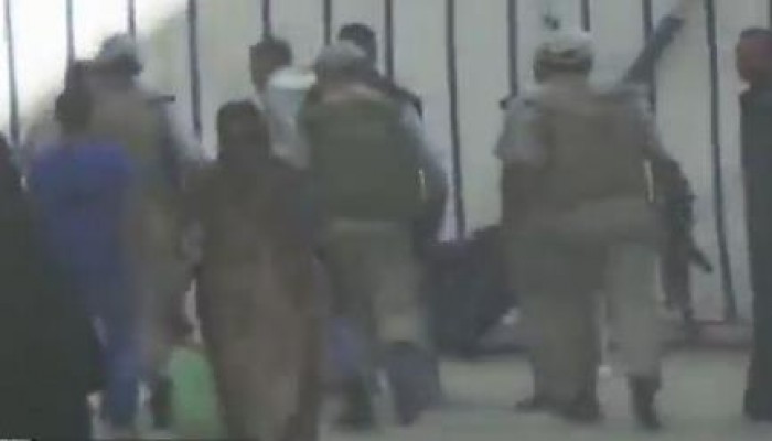 بالفديو  قوات الأمن تسحل أحد الطلاب اثناء فض تظاهرة ضد الانقلاب العسكرى بالفيوم