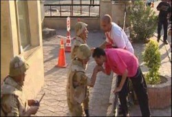 عبيد البيادة يقبلون يد عساكر بالجيش (صورة)