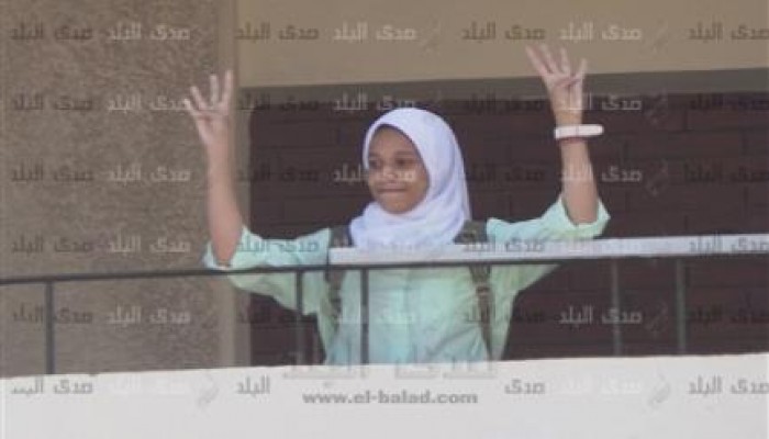 طالبة تلوح بعلامة رابعة أمام وزير التعليم في مدرسة المتفوقات بالمعادي