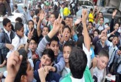 إعتصام طالبات مدرسة جامعة عين شمس داخل فناء المدرسة رفضاً للإنقلاب بالفيوم