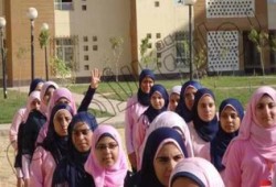 وزير التعليم الانقلاب يطلب إحضار الطالبة التي رفعت شعار رابعة . ويقول: "عايز أعرفها غلطها!