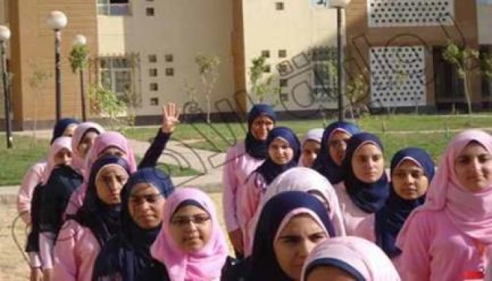 وزير التعليم الانقلاب يطلب إحضار الطالبة التي رفعت شعار رابعة . ويقول: "عايز أعرفها غلطها!