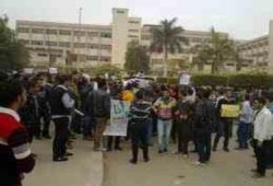 البلطجية يهاجمون مظاهرة جامعة الزقازيق وإصابة 15 طالبا