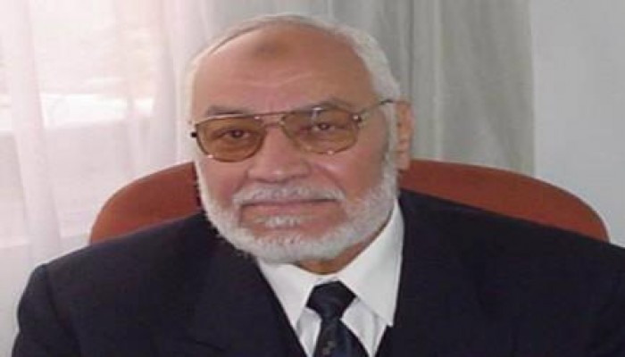 تدهور كبير في صحة "عاكف"  بسبب حبسه 22 ساعة انفرادي يوميا !