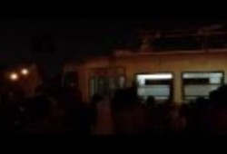 سائق ترام "مصر الجديدة"  يتفاعل مع المتظاهرين .. (فيديو)