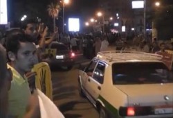 سلاسل بشرية أمام مسجد الشبان المسلمين بالفيوم رفضا للانقلاب الدموي (فيديو)