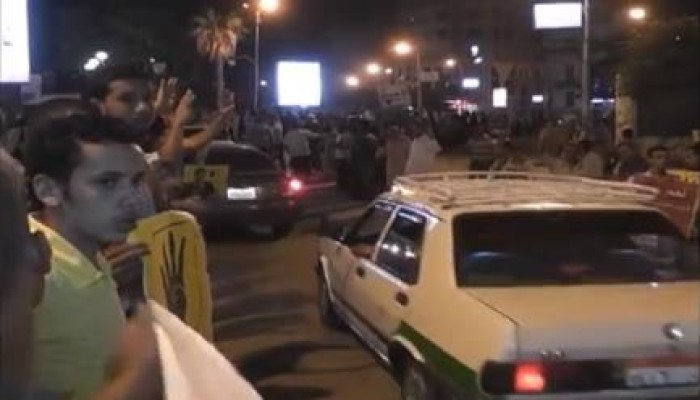 سلاسل بشرية أمام مسجد الشبان المسلمين بالفيوم رفضا للانقلاب الدموي (فيديو)