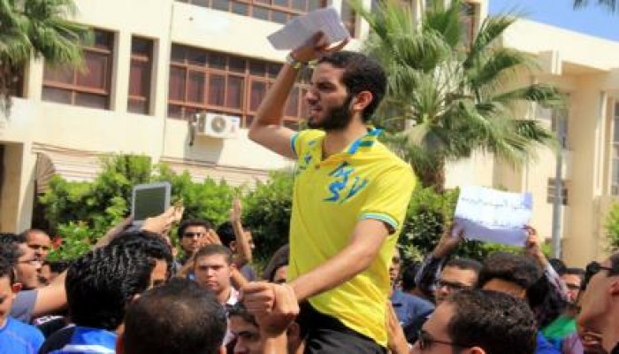 انتفاضة طلابية في  جامعة طنطا بهتافات دقي يا ساعة الجامعة يا حرة على أيامنا السودة المرة"