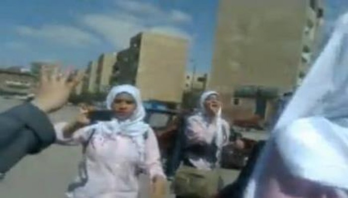 طالبات مدرسة الزهور بالإسماعيلية يتظاهرن رغم فصل 3 منهن (صور)