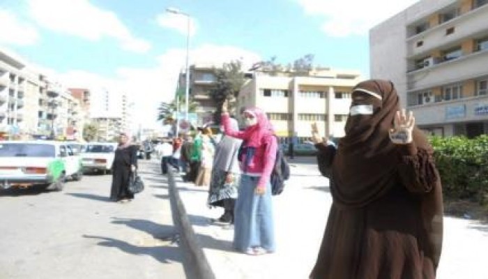 "حوريات ضد الإنقلاب" تبدأ كفاحها بوقفة أمام مديرية الصحة بدمنهور