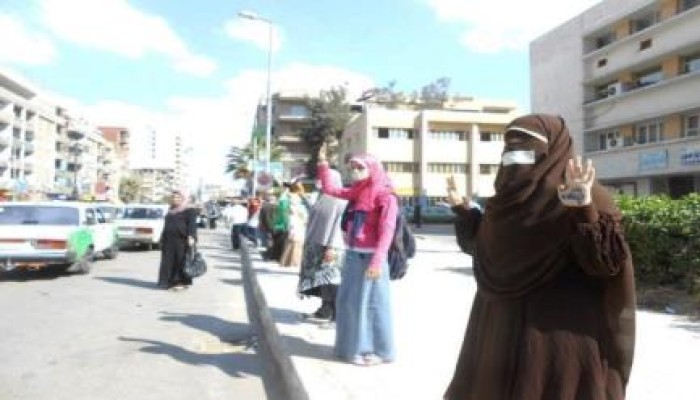 "حوريات ضد الإنقلاب" تبدأ كفاحها بوقفة أمام مديرية الصحة بدمنهور