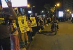 سلاسل بشرية علي جانبي طريق مسجد الشبان المسلمين بالفيوم رفضا للانقلاب (صور)