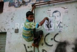 بالصور..أطفال تحارب الانقلاب بالألوان على الجدران