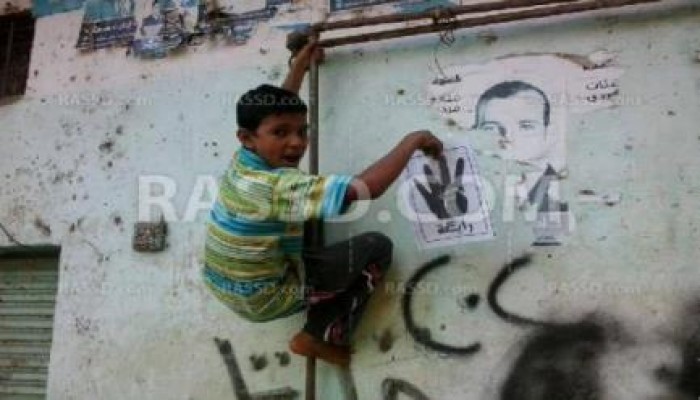بالصور..أطفال تحارب الانقلاب بالألوان على الجدران